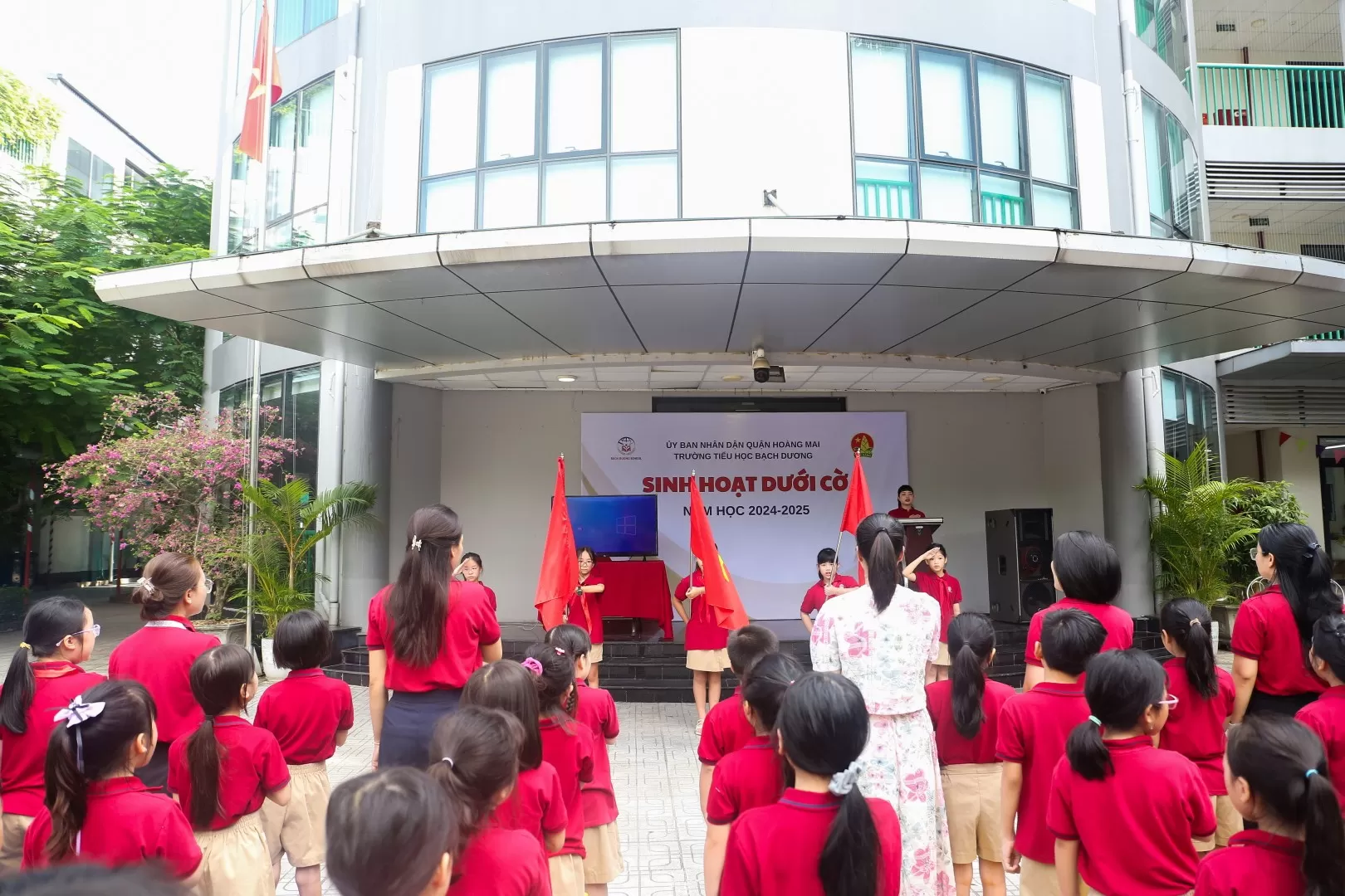 SINH HOẠT DƯỚI CỜ - chủ điểm "An toàn xe bus"