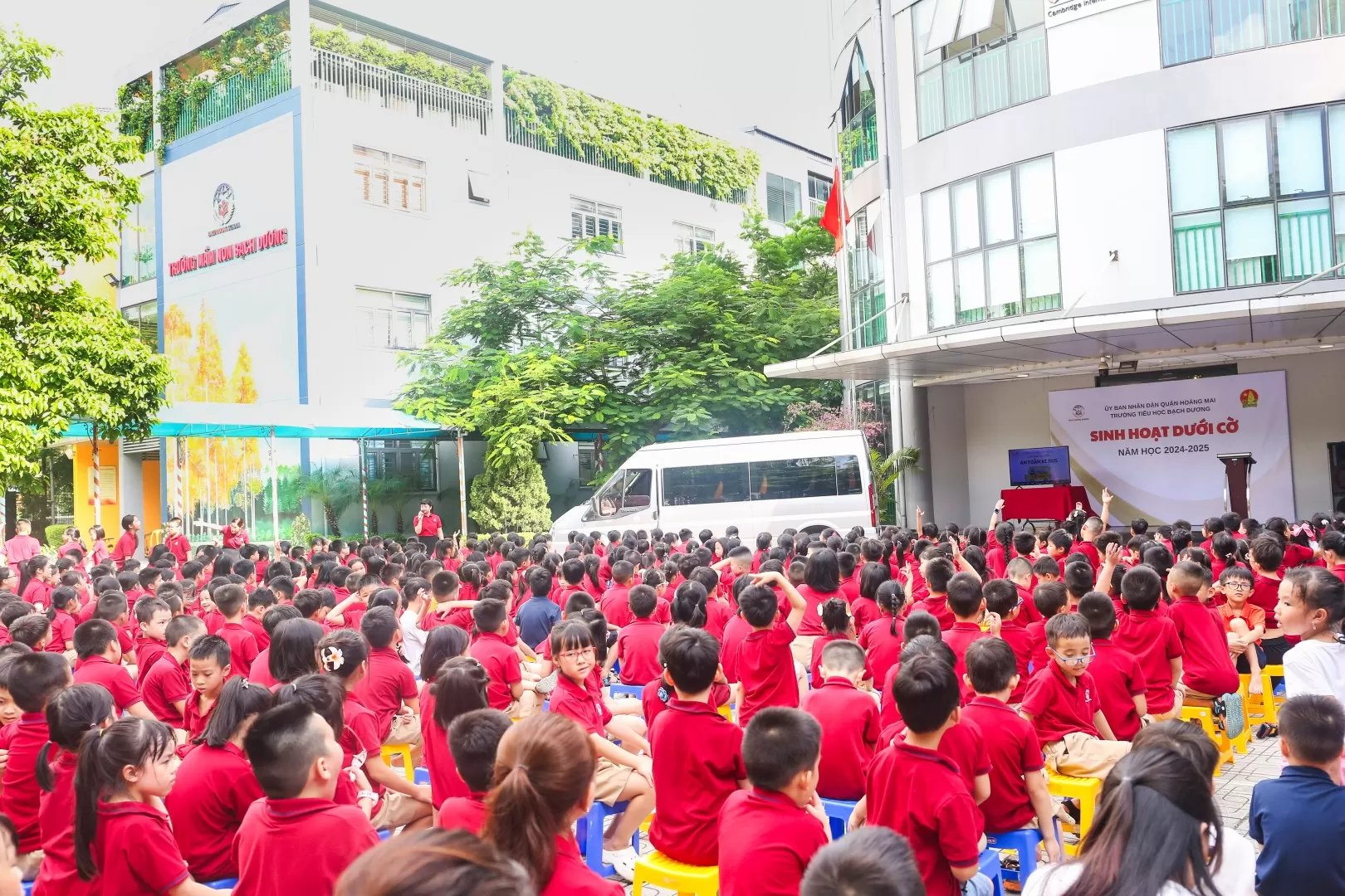 SINH HOẠT DƯỚI CỜ - chủ điểm "An toàn xe bus"