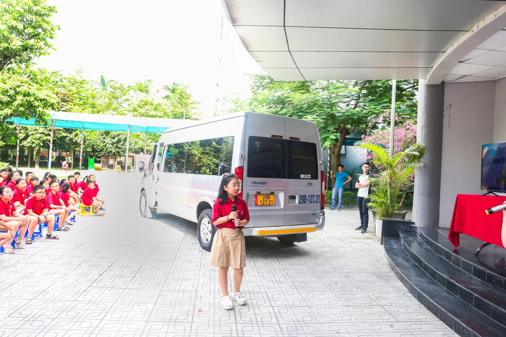 SINH HOẠT DƯỚI CỜ - chủ điểm "An toàn xe bus"