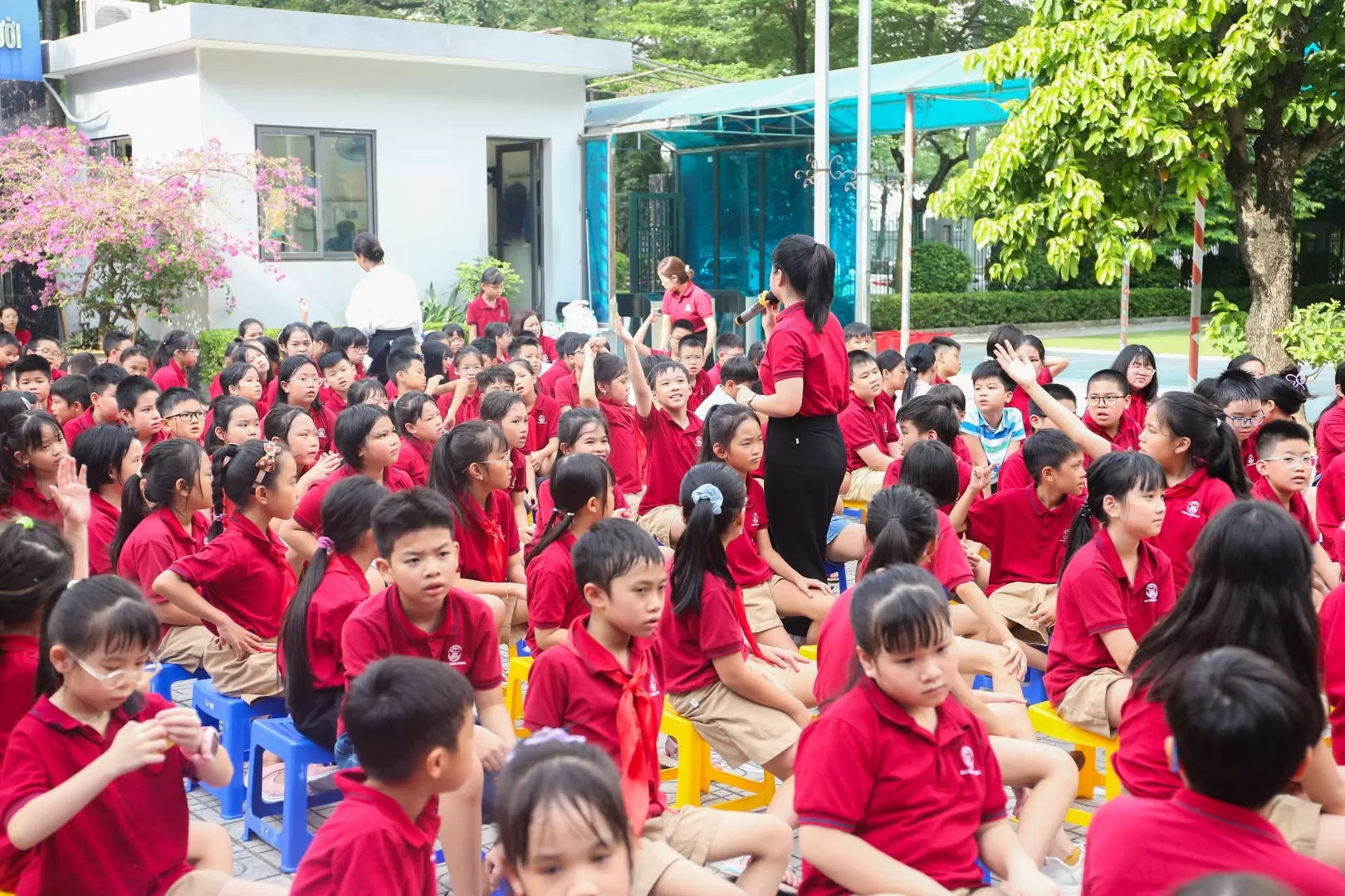SINH HOẠT DƯỚI CỜ - chủ điểm "An toàn xe bus"