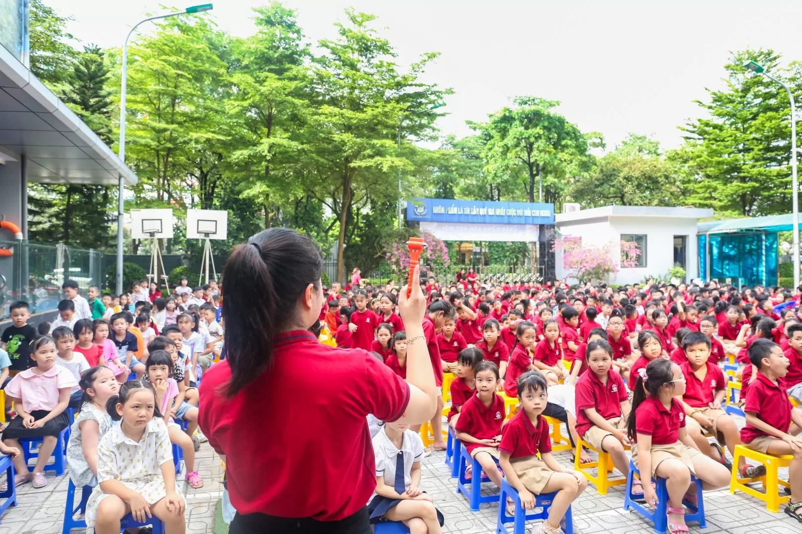 SINH HOẠT DƯỚI CỜ - chủ điểm "An toàn xe bus"