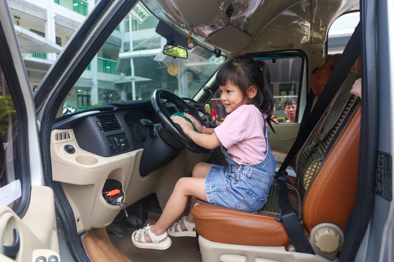 SINH HOẠT DƯỚI CỜ - chủ điểm "An toàn xe bus"