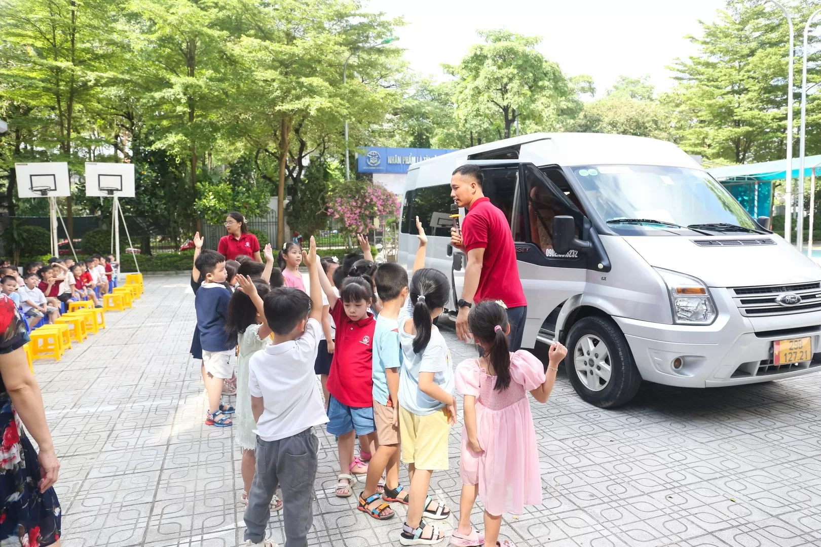 SINH HOẠT DƯỚI CỜ - chủ điểm "An toàn xe bus"