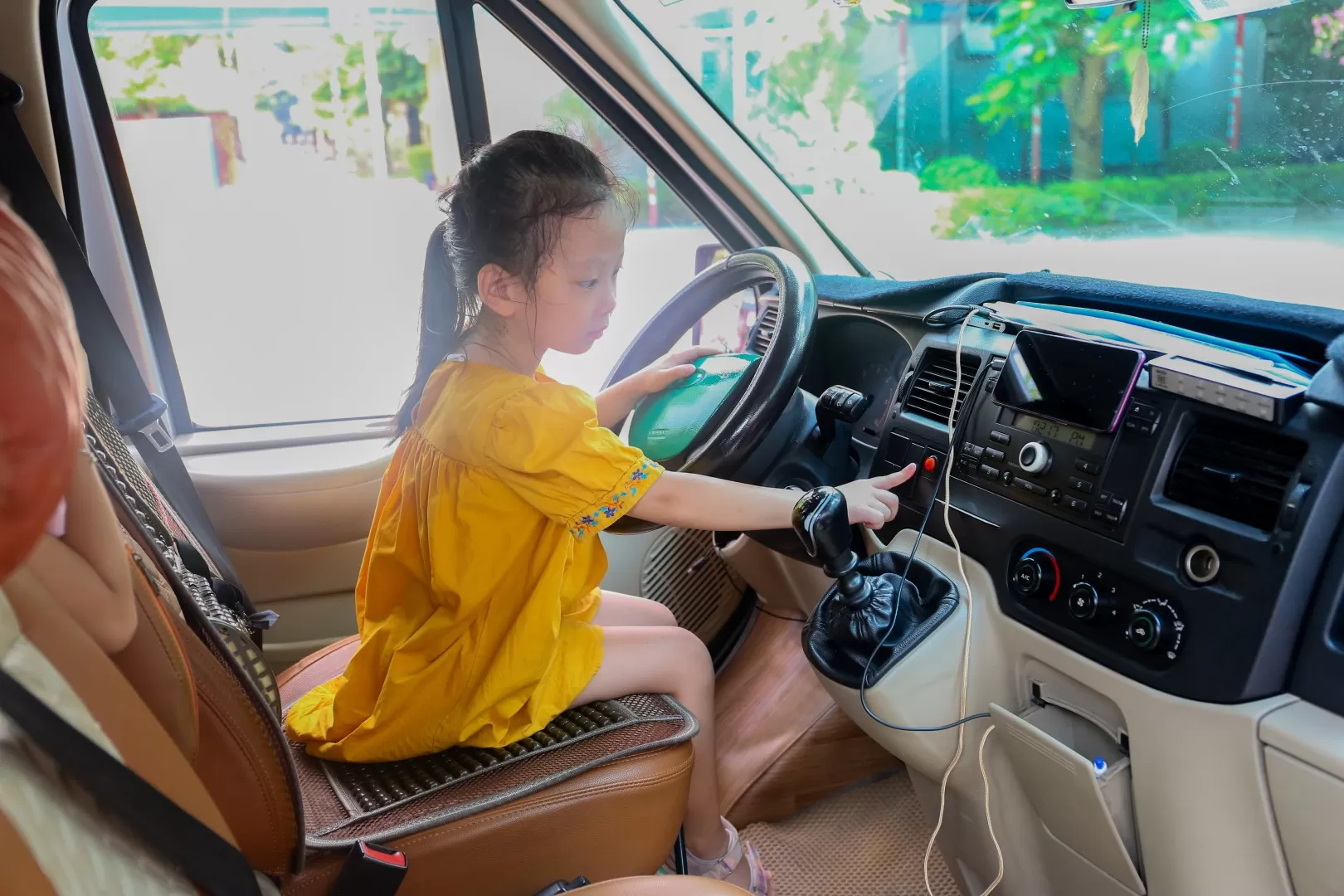 SINH HOẠT DƯỚI CỜ - chủ điểm "An toàn xe bus"