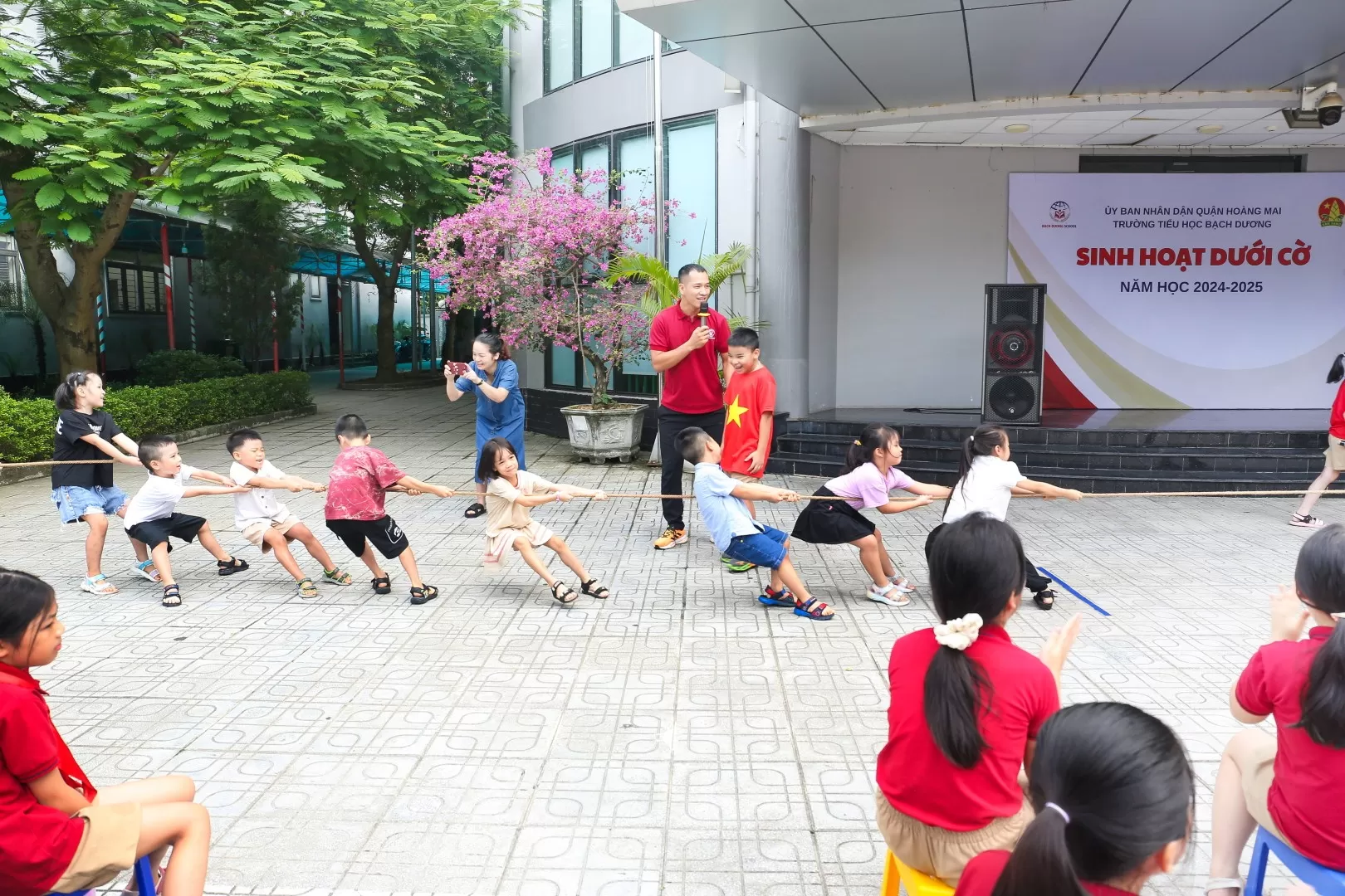 SINH HOẠT DƯỚI CỜ - trò chơi dân gian “Kéo co”