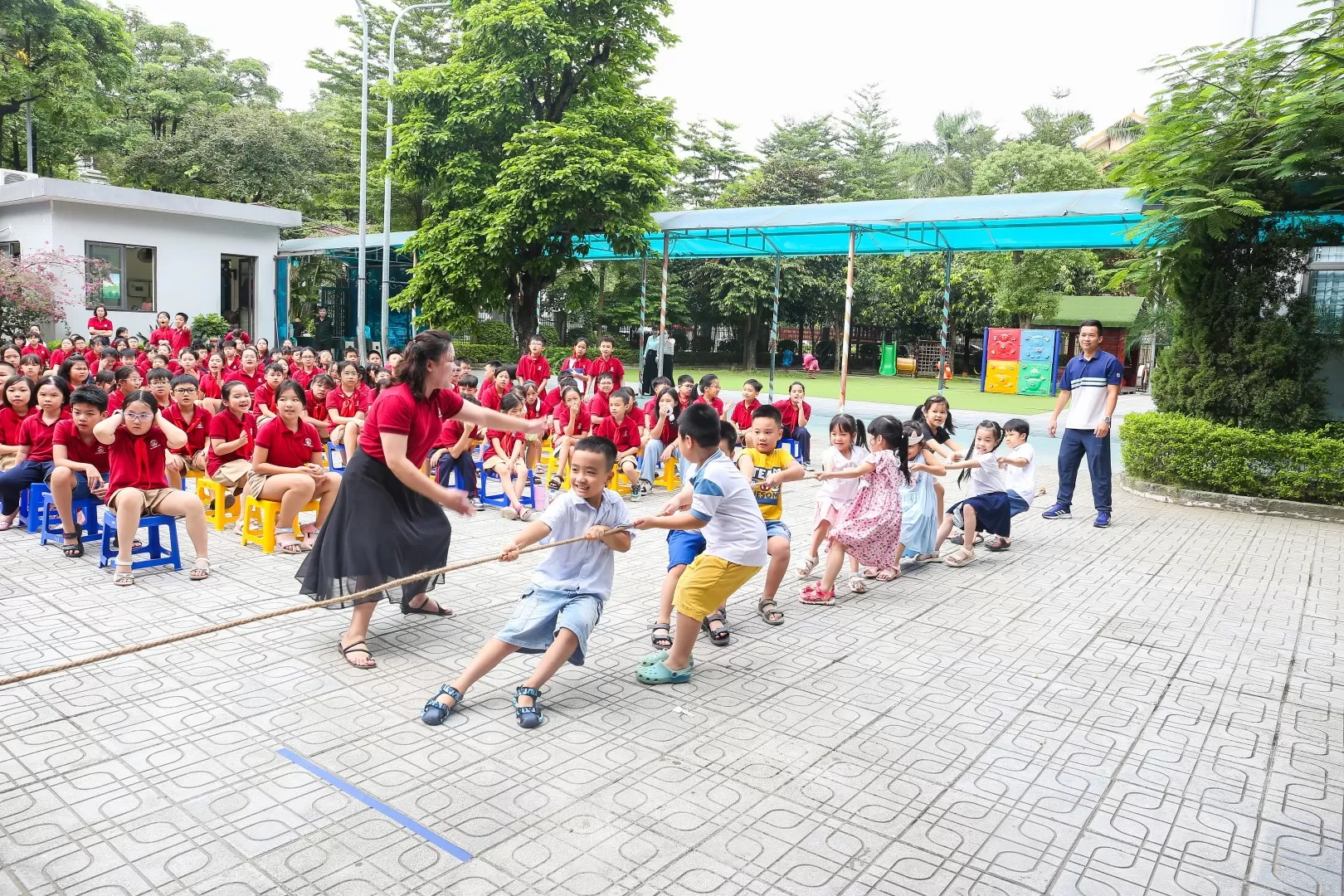SINH HOẠT DƯỚI CỜ - trò chơi dân gian “Kéo co”