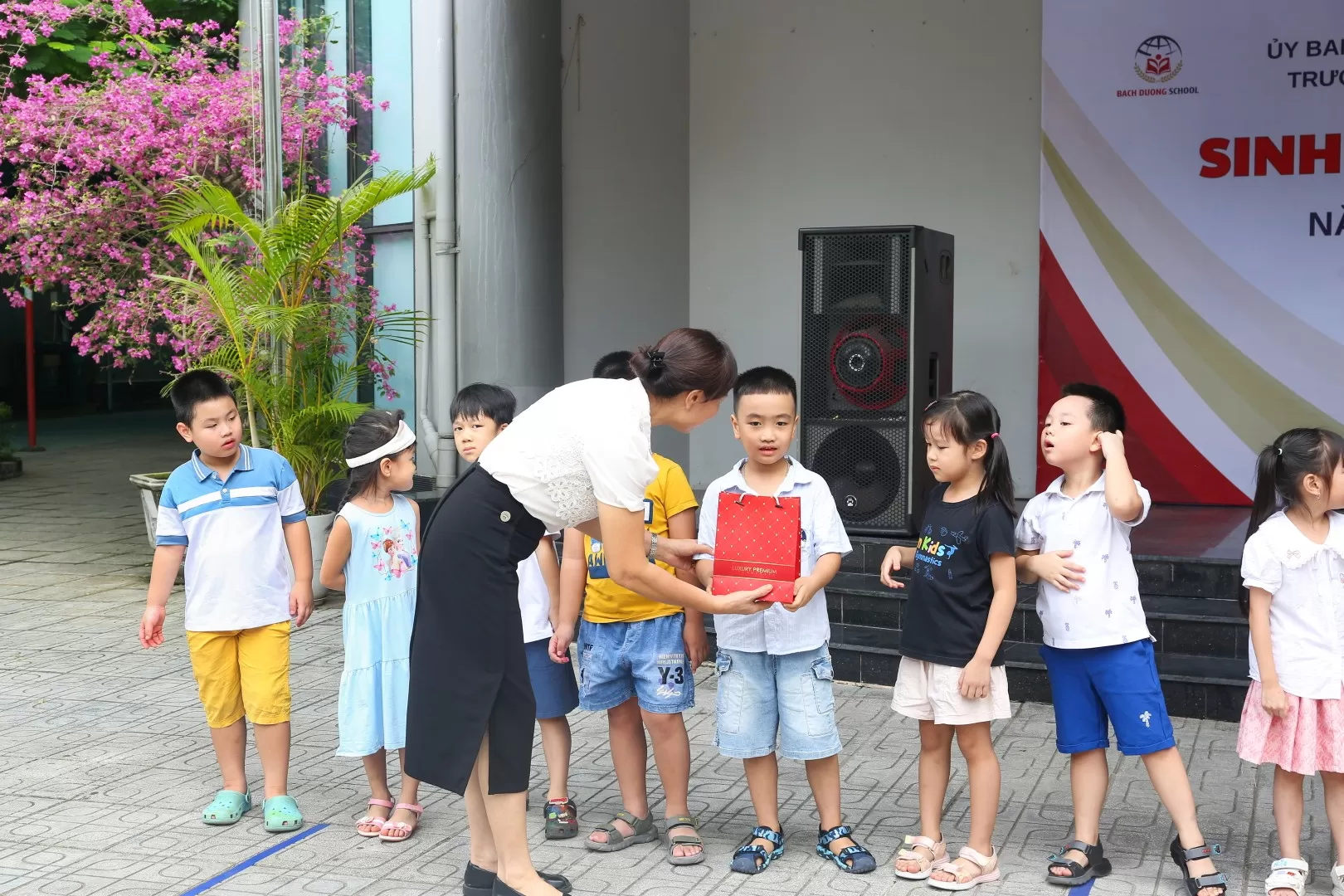 SINH HOẠT DƯỚI CỜ - trò chơi dân gian “Kéo co”