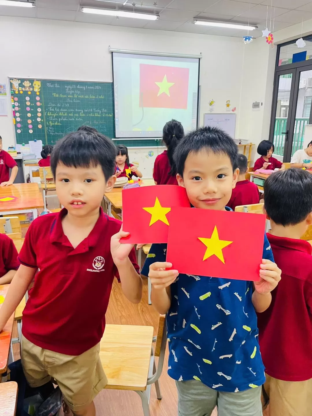 2C1 - HOẠT ĐỘNG LÀM CỜ TỔ QUỐC CHÀO MỪNG QUỐC KHÁNH 2/9