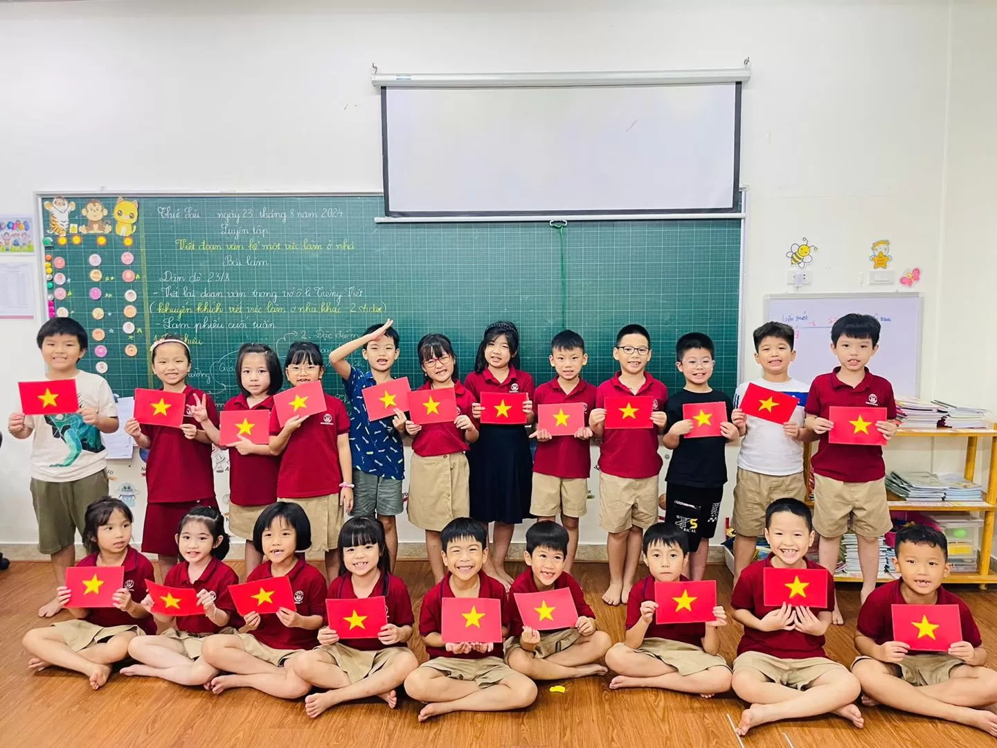 2C1 - HOẠT ĐỘNG LÀM CỜ TỔ QUỐC CHÀO MỪNG QUỐC KHÁNH 2/9