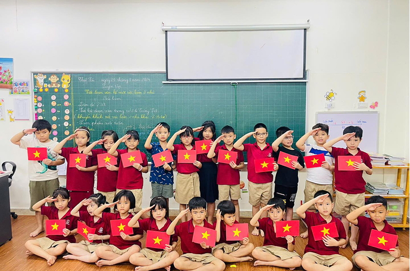 2C1 - HOẠT ĐỘNG LÀM CỜ TỔ QUỐC CHÀO MỪNG QUỐC KHÁNH 2/9