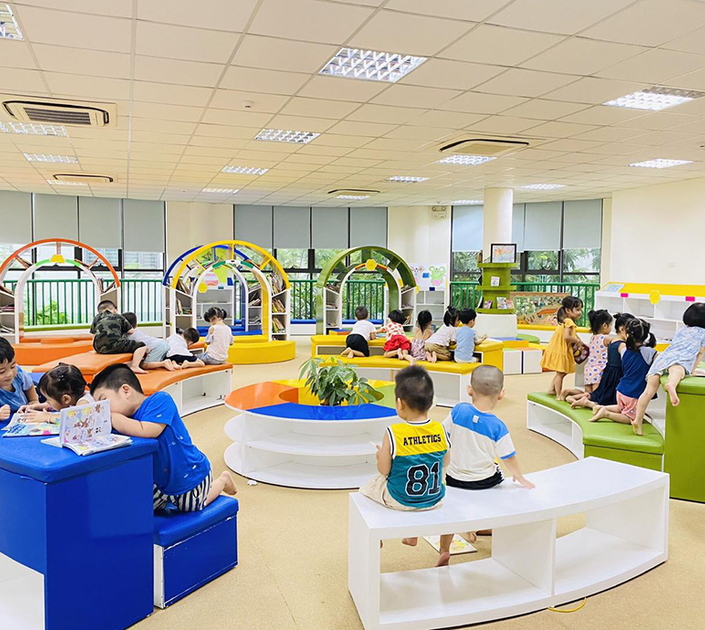 Thư viện trường với lượng sách phong phú là nguồn tài nguyên tuyệt vời đưa trẻ tiếp cận tri thức tinh hoa của nhân loại